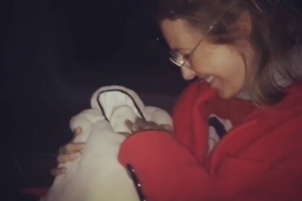 2. И с восторгом смотрит на "маленький кулечек" у нее в руках