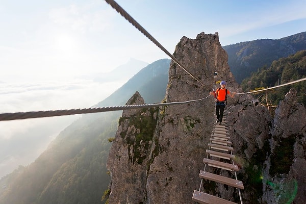 6. Молодая женщина идет по канатному мосту в Мондзе, Австрия