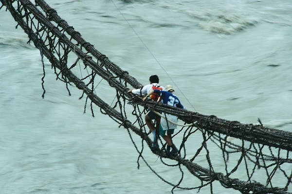 15. Люди переходят реку по канатному мосту в Асколе, Пакистан
