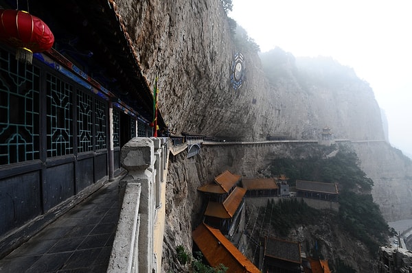 16. Архитектурный ландшафт в Мяньшане, Китай, состоит из серии храмов (преимущественно даосских), которые были построены на этих скалах с течением времени