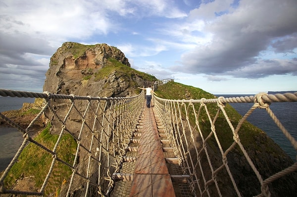27. Девушка переходит через канатный мост Кэррик, Баллинтой, графство Антрим, Северная Ирландия