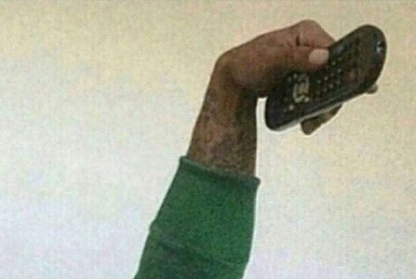 6. Села батарейка? Попробуем включить телевизор вот так: