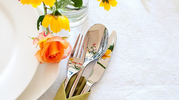 Рекомендует вам почитать литературу по этикету