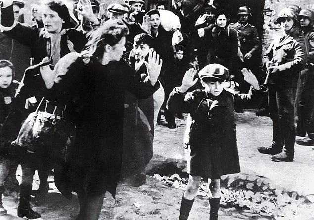 "Еврейский мальчик сдаётся в Варшаве", автор неизвестен, 1943