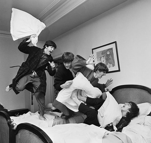 "Бой подушками "ливерпульской четвёрки", Гарри Бенсон, 1964
