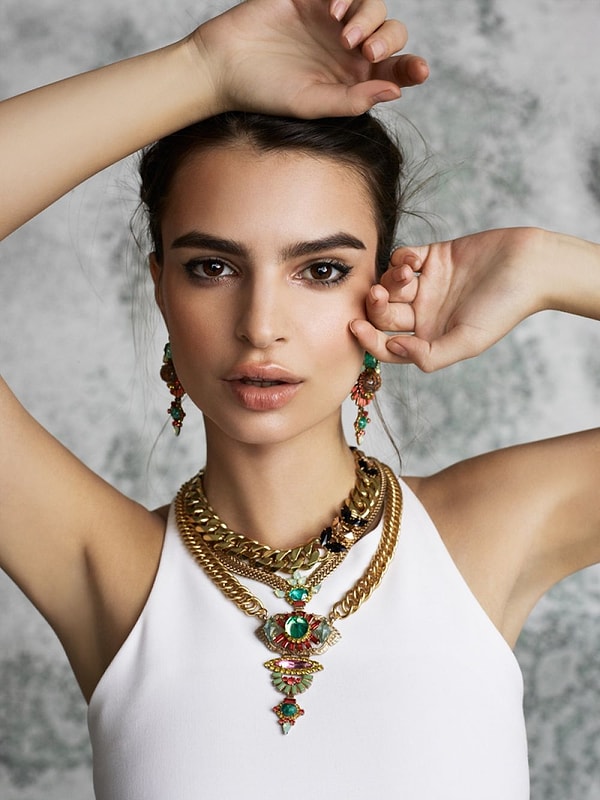 4. Ратаковски давно об этом мечтала, поэтому ей пришлось совмещать учебу в калифорнийской школе с работой в Лос-Анджелесе.