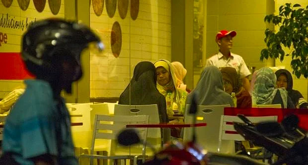 В одном из городов Индонезии после 11 вечера женщины могут отправляться в кафе или за покупками только в сопровождении мужчин.