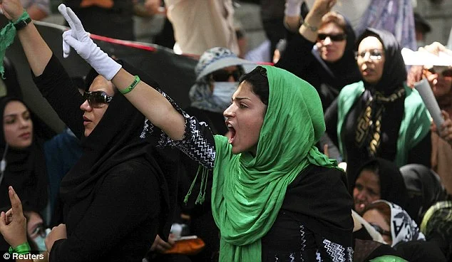 В Иране женщинам не разрешают носить яркую одежду и делать тату.
