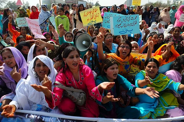 В Пакистане женщина одной касты не может быть с мужчиной, который выше её по рангу. Если такое случается, она подвергается сексуальному насилию со стороны других мужчин.