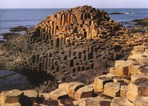11. İrlanda'da, 40.000 adet bazalt sütunun birbirine kenetlenmesiyle oluşmuş "bazalt kolonlar (Devlerin Geçiş Yolu)"