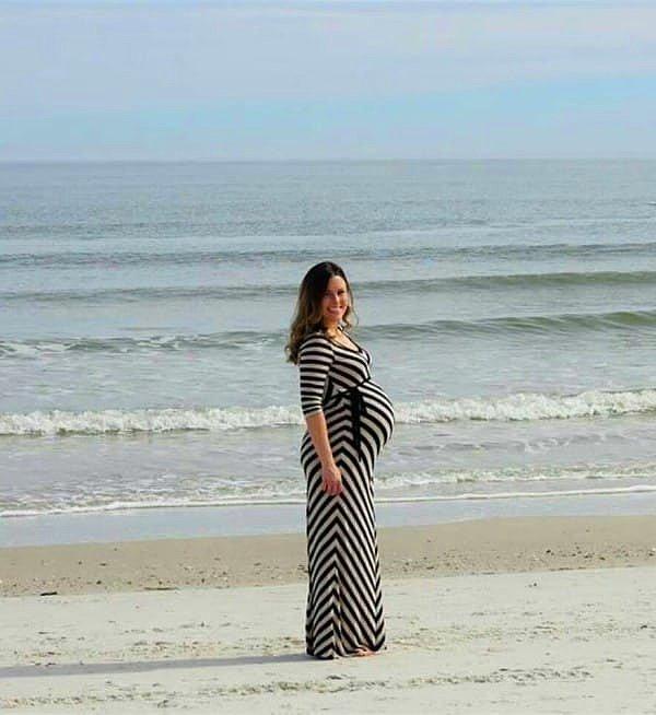 Angelina Mozer 9 aylık hamile genç bir kadın.