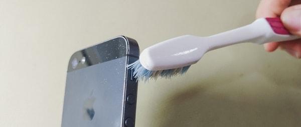 11. Telefonunuzun ulaşılamayan yüzeylerini eski bir diş fırçası yardımı ile temizleyin.