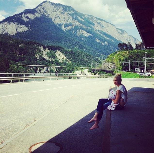 11. Another champion of motherhood! Gwen Stefani nursing in the Swiss Alps!