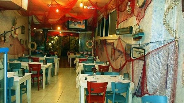 1. Balık restoranlarının olmazsa olmazı mavi masa ve sandalyeler, gecenin sonunda yiyeceğiniz kazığın habercisidir.