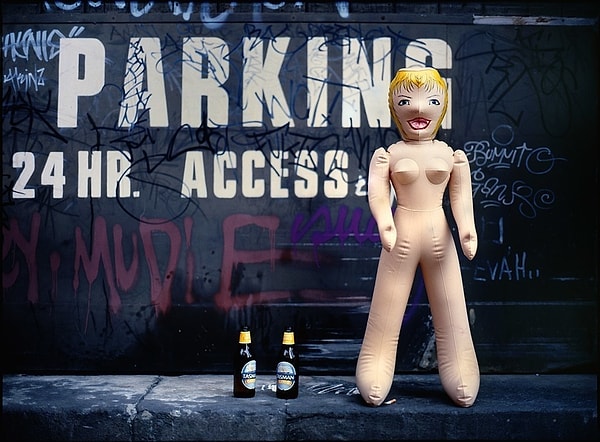 1. Парень, любящий поразвлечься с надувной куклой