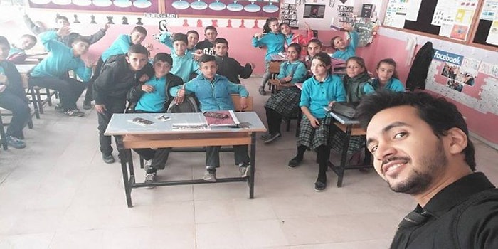 Güzel Öğretmenlerin Ellerinde Rap Yaparak Ders Öğrenen Öğrenciler