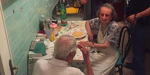 10. Bir Tutam İnsanlık: Roma Polisi Yapayalnız Kalan Yaşlı Çifte Makarna Yaptı!