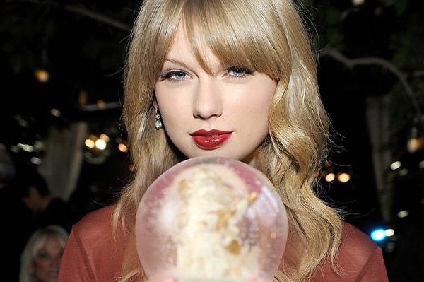 3. Tam bir Noel aşığı olan Taylor Swift, kar küreleri yapmaya bayılıyormuş.