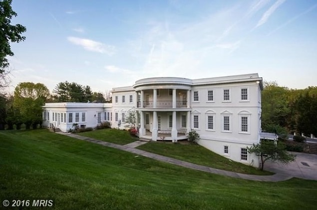 5. Beyaz Saray'a benzeyen tek konut o da değil. McLean, Virginia'da bulunan bu ev Beyaz Saray'ın neredeyse aynısı.