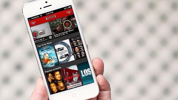 Netflix uygulamasını iOS ve Android cihazlarınızda güncellediğinizde videolarda oynat butonuna ek olarak indirme butonunu da görebilirsiniz.