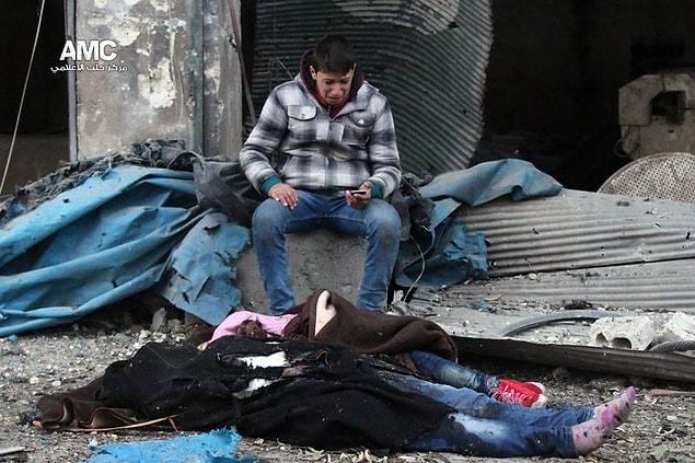 11. A soul-wrenching photo showing a young Syrian man mourning after his unimaginable loss.