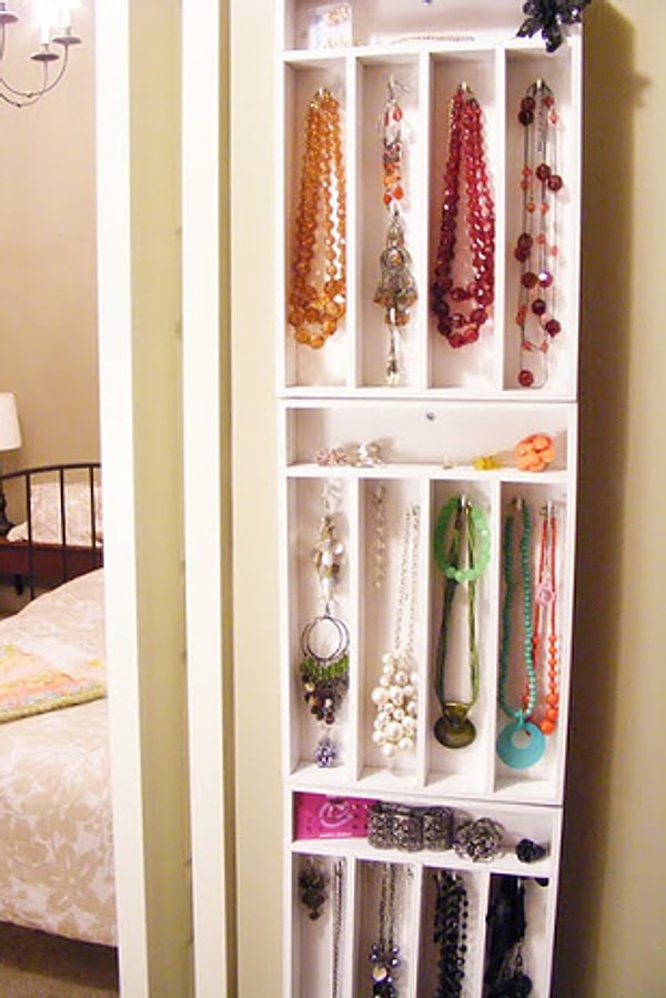 13. Лоток для столовых приборов можно использовать для хранения бижутерии