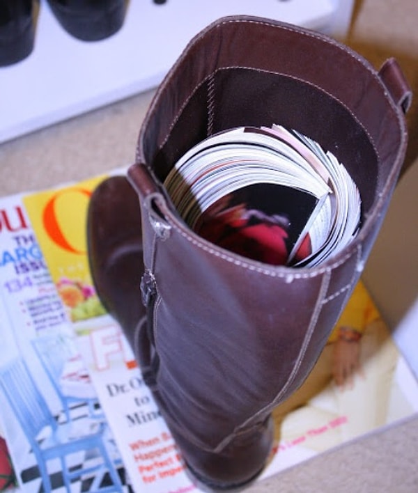 14. Сверните газеты или журнал(-ы) в трубочку и вставьте в сапог, чтобы они не потеряли форму при хранении