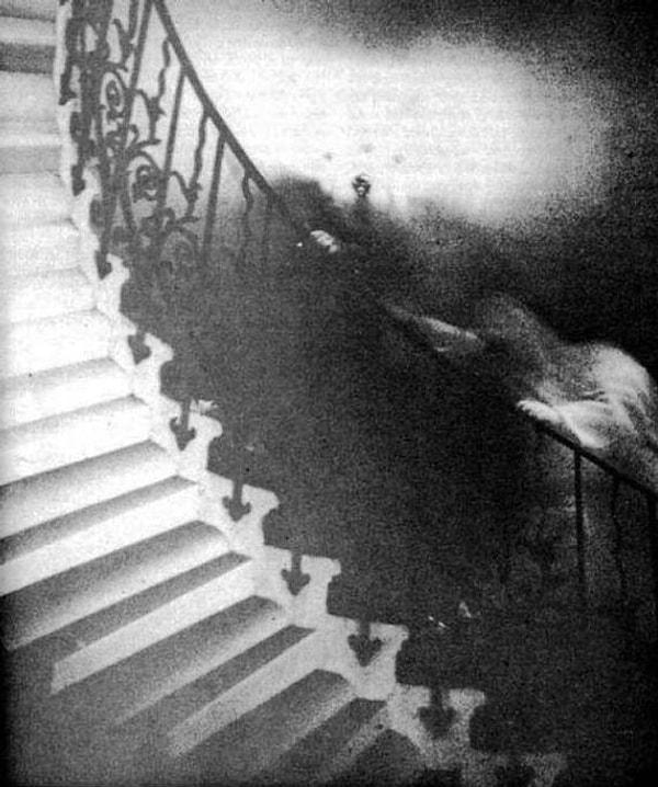 3. 1966'da İngiltere'deki Milli Denizcilik Müzesinde çekilen bu fotoğraf. Literatüre 'merdiven hayaleti' olarak geçmiş.