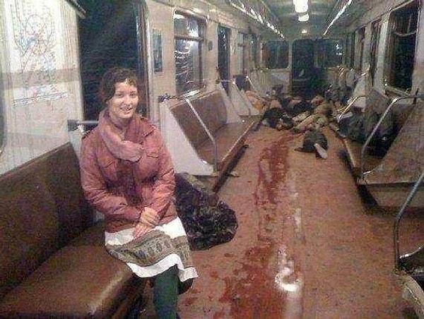 16. Ceset ve kana bulanmış bir metro vagonunda gülümseyerek poz veren kadın...