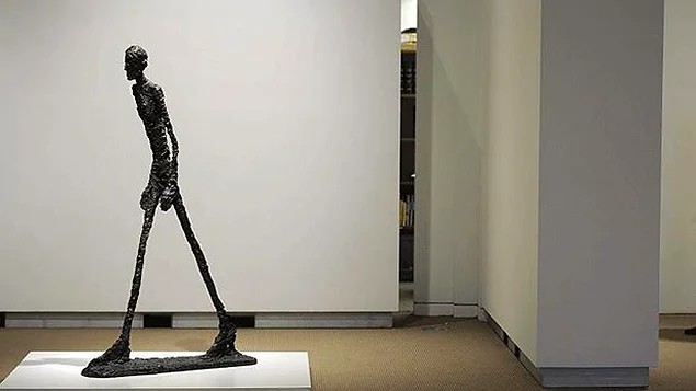 Скульптура - Шагающий человек I - $104.3 млн.