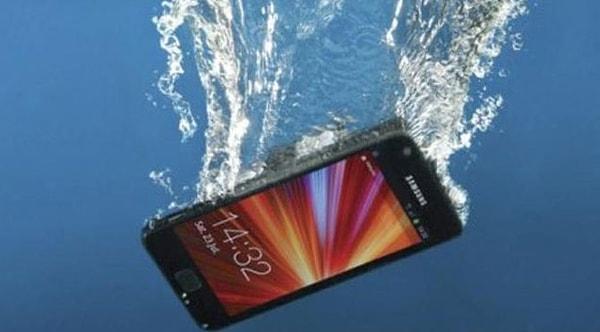 Çok fazla suda kalan telefonlarda büyük problemler oluşabilir.