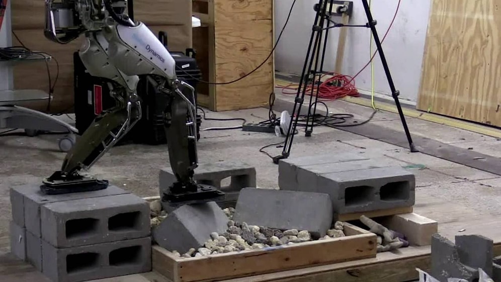 Google'ın İnsansı Robotu Atlas Engebeli Zeminlerde de Yürüyebiliyor
