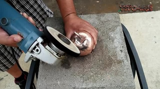 Eritilmiş Bakır Dökerek 2,5 Kiloluk Elma Yapan Adam