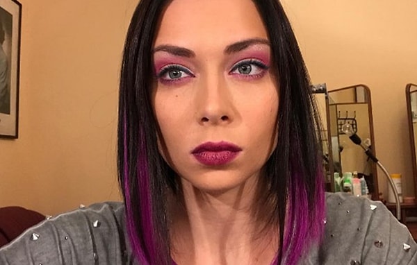 1. За последнее время за изменениями в образе звезды не уследить - то она красит волосы в фиолетовый...