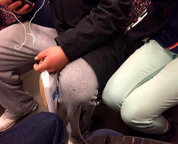 8. Toplu taşımada bacaklarını alabildiğine açan o insan yanınıza oturunca: