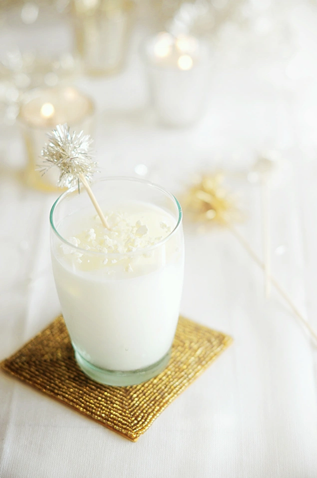 Коктейль с кокосовой стружкой. Белый алкогольный коктейль. Белые напитки. Белые напитки. Белые напитки.
