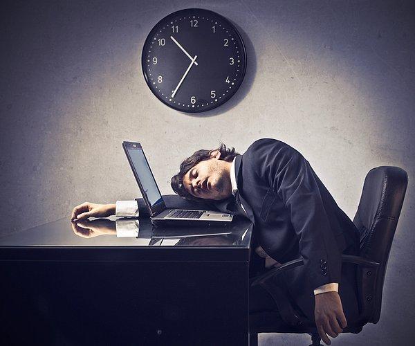 Araştırmada geceleri düzenli uyuyamayanların iş yerlerinde verimliliğin düştüğü ve işe gidememelere sebep olduğu belirlendi.