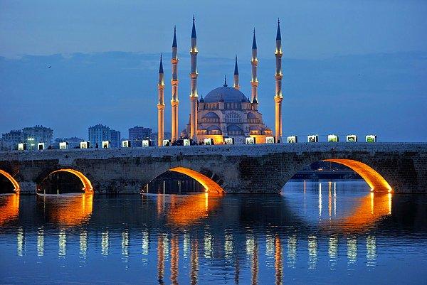 5. Seyhan nehri'nin üzerini bir taç gibi süsleyen; Taşköprü ve onunla bütünleşen görkemli Sabancı Camii