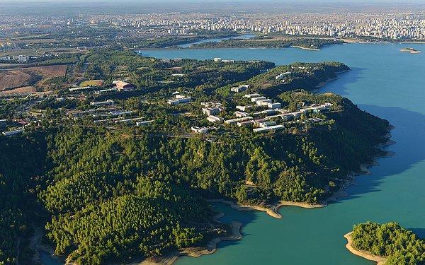 13. Harika bir manzarası olan; Çukurova Üniversitesi de bu şehirdedir.