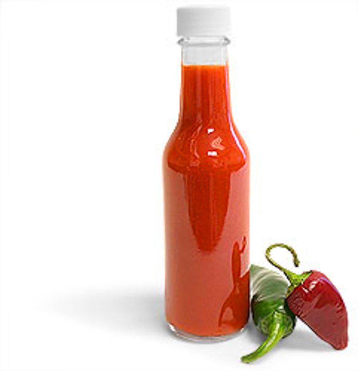 Прозрачный кетчуп. Бутылка для соуса. Острый соус в бутылочке. Кетчуп в стеклянной бутылке. Томатный соус в бутылке.