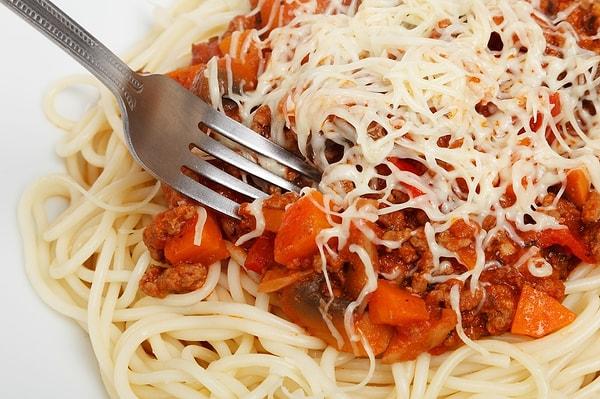 10. İtalyan usülü spagetti aşığı olan Howard Phillips Lovecraft'ın gerçek aşkı ise üzerindeki peynirmiş.