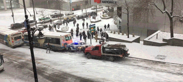 Yoğun Kar Sonrası Tam Bir Kaosa Dönen Montreal Sokakları