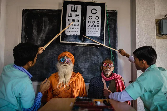 Жители индийского Сундарбана надели очки со сменными стеклами для проверки зрения. Сегодня здесь насчитывается более 8 миллионов незрячих
