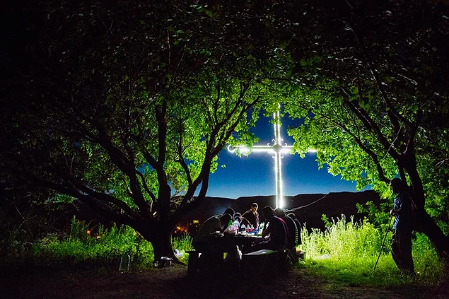 Во время пикника под абрикосовым деревом - крест провокативно выставлен для турков - армяне поют песни меланхолии, выживания и любви к культуре. Село Багаран, Армения