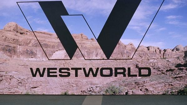5. Geçmişteki Westworld logosu ile şimdiki zamanda görünen logo birbirinden farklı.