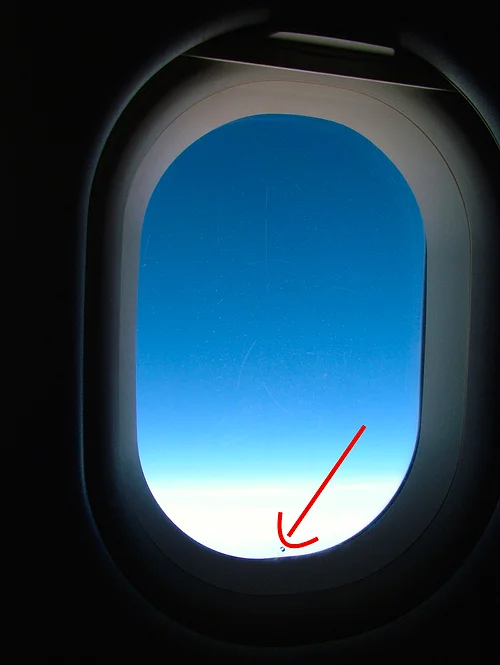 Замечали эту маленькую дырочку в иллюминаторе самолета?