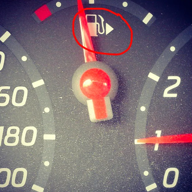 О чем может рассказать нам стрелка на указателе уровня бензина?