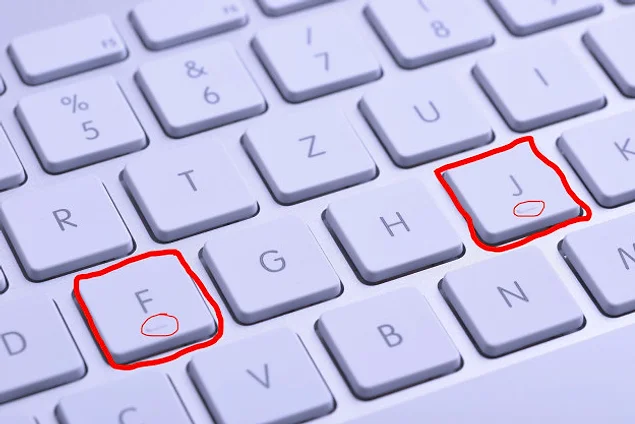 Для чего нужны выпуклые полоски на клавишах "F" и "J" на клавиатуре?