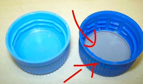Для чего нужен небольшой диск под крышкой пластиковой бутылки?