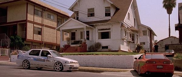 10. Filmde yer alan arabaların renkleri ön plana çıksın diye yönetmen, gerçek sahiplerinden evlerini beyaza boyatmasını istemiş.